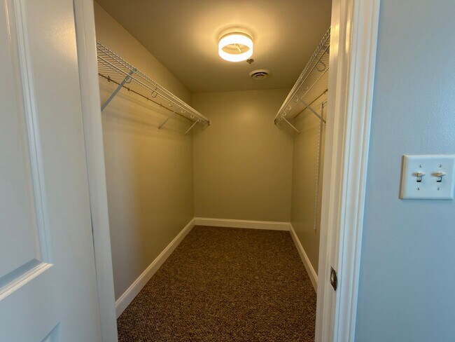 Building Photo - **Stunning Waterfront Condo in Downtown Knoxville**  2 Bedroom, 2 bath Fully renovated! Available...