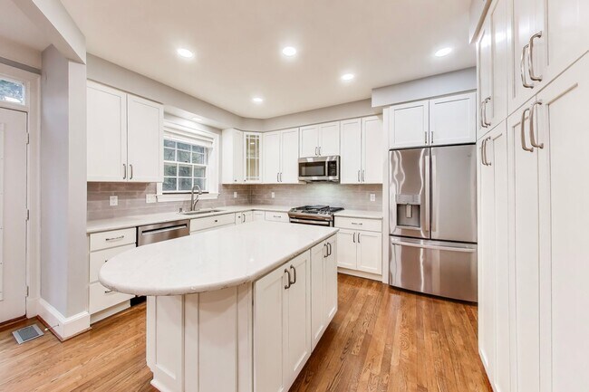 Building Photo - Spectacular 3 Bed + LOFT + 3.5 Bath- Custom Kitchen & Master Retreat w/ Beautiful Updates