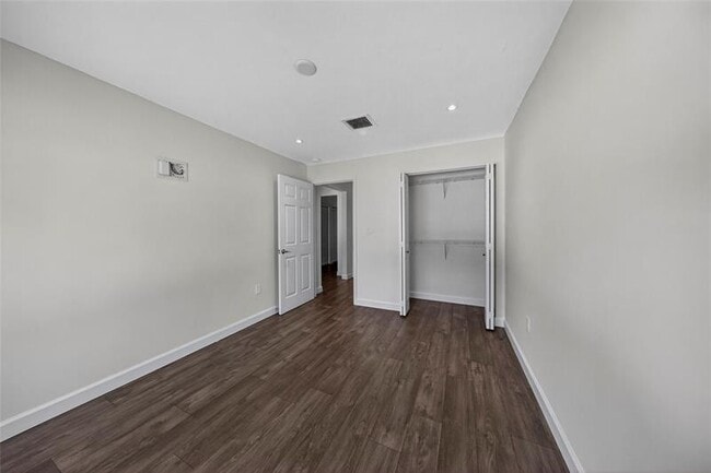 Building Photo - 324 NE 34th St