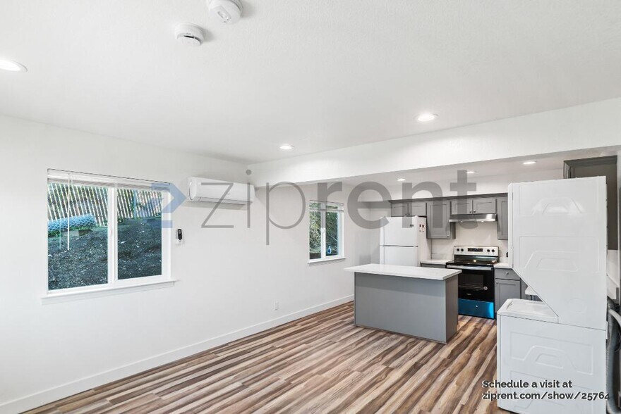 Building Photo - Unit A