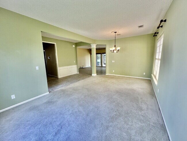Building Photo - Outstanding Two Bedroom Home in Sun City!