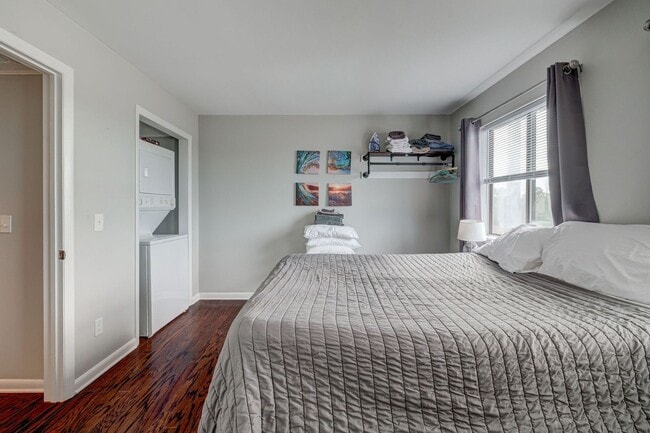 Building Photo - 1 bedroom 1 Bath Beside UNCW