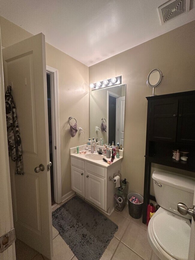 Building Photo - 2 Bedroom 2 Bathroom in gated community of the Summit