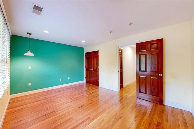 Building Photo - 270 Waterman St
