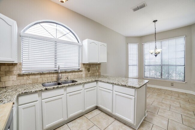 Building Photo - 6158 Valley Clf