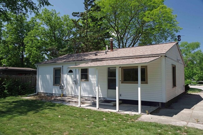 Building Photo - 1052 N Maple Rd