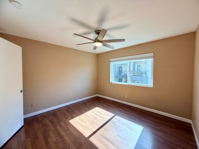 Building Photo - 7545 Charmant Dr