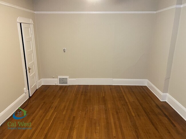 Building Photo - $2595 - 1Bed 1Bath Beautiful Duplex on a Tree Lined Street in the Rose Garden Area!