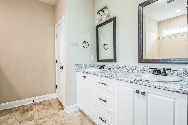 Building Photo - Charming 3BR House in Warrenville