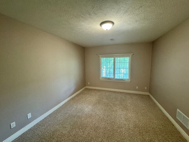 Building Photo - Large and Spacious Duplex Available
