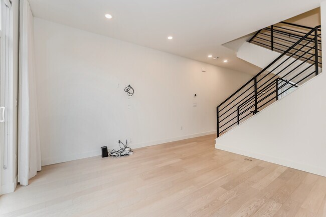 Building Photo - 121A 15th Ave