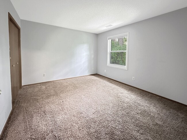 Building Photo - 3344 Berwood Ct W