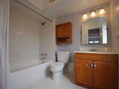 Main Bathroom - 625 Copeland St