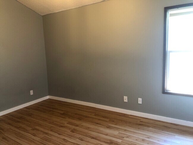 Building Photo - 1007 NW Bryant St