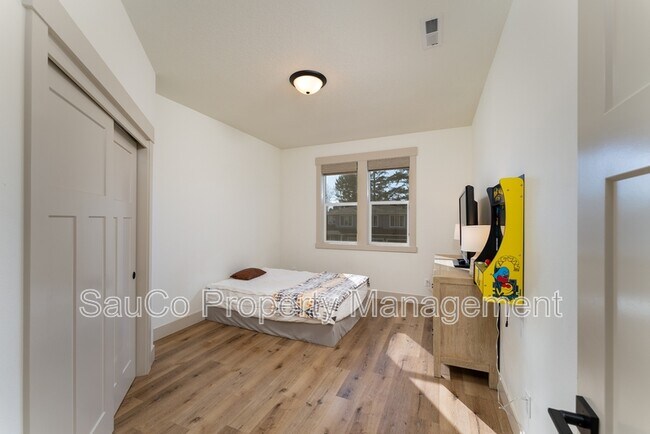 Building Photo - 35471 Portland View Dr