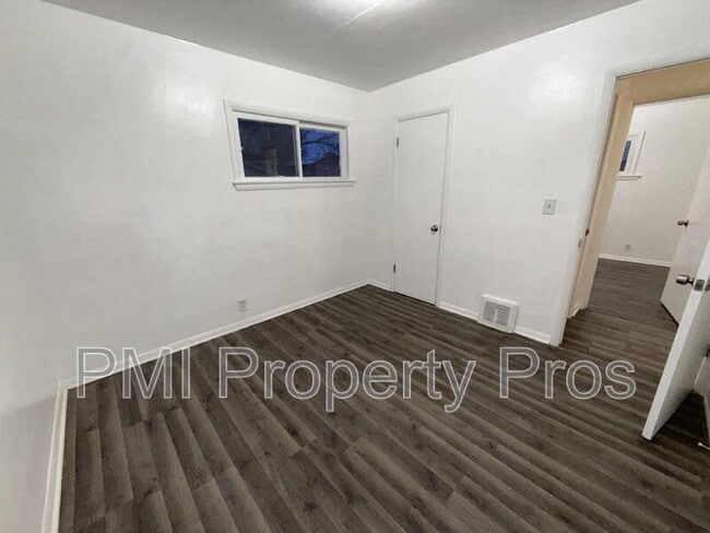 Building Photo - 5656 N 61st St