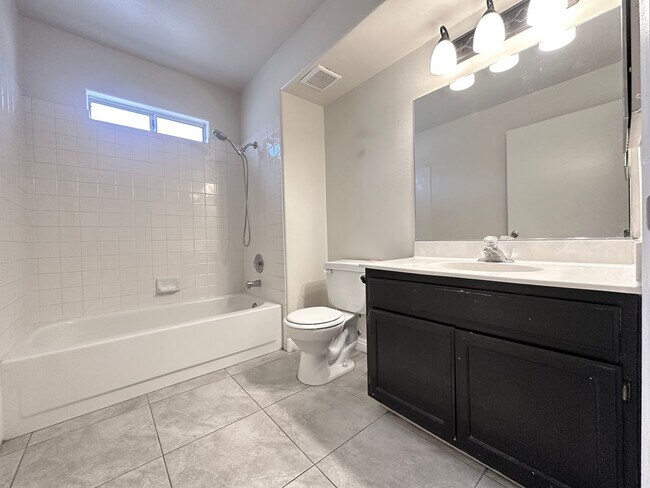 Building Photo - Lakeview Condo