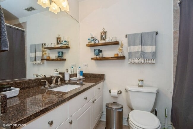 Building Photo - Spacious 1 Bed, 1 Bath in the Loop
