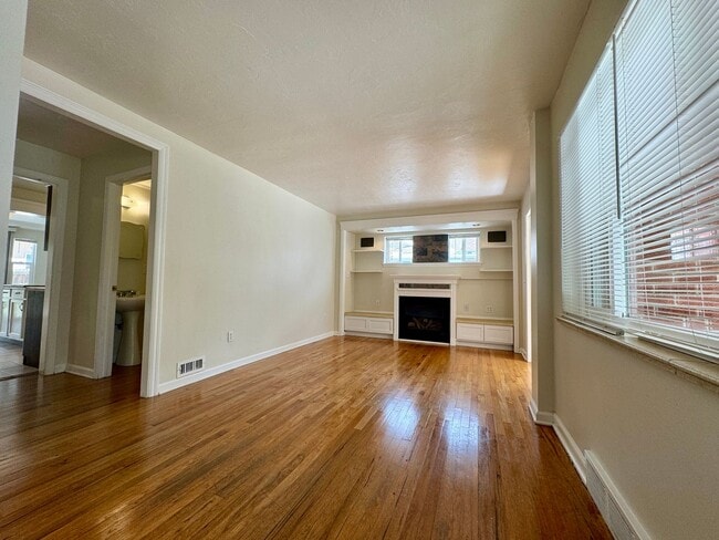 Building Photo - Beautiful 2 bedroom, 1.5 bathrooms plus an office!! Available NOW!