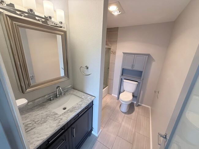 Building Photo - Top-Floor 3 Bed 2 Bath Condo in Fremont