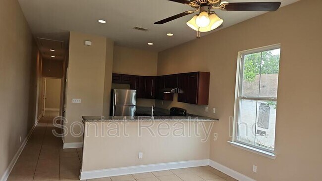 Building Photo - 2812 Spain St