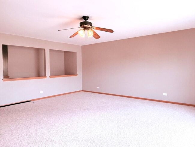 Building Photo - 3984 Blackstone Dr