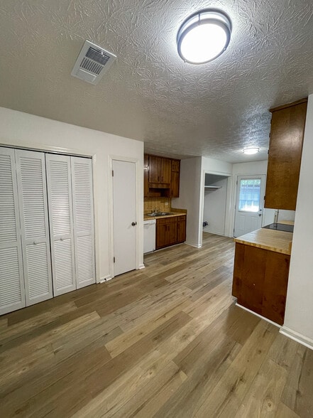 Building Photo - 1043 Chestnut Oak Ct NE