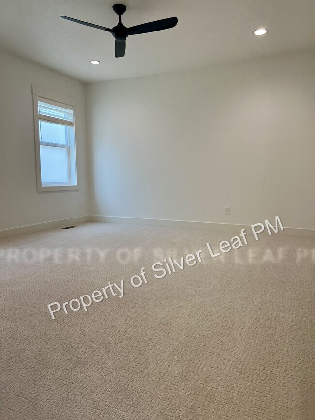 Building Photo - 475 E Chevy Dr