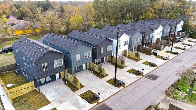 Building Photo - 1203 Dewalt St