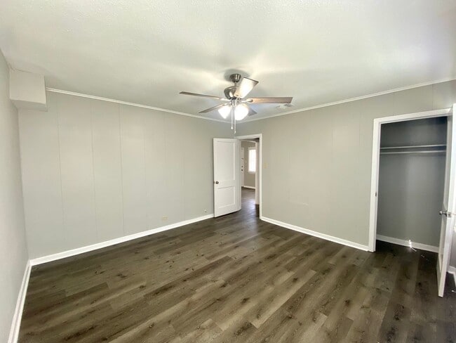 Building Photo - 3 Bedroom 3 bathroom Remodeled home ready to be loved