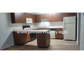 Building Photo - Apartment Complex with in minutes walk of ...