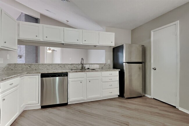 Building Photo - 21610 Crescent Heights St