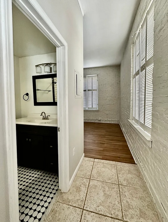 Happy to Bedroom - 229 N Poplar St