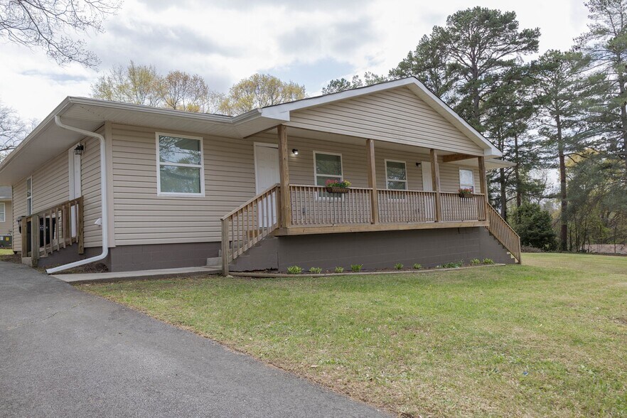 Building Photo - 613 W 4th Ave