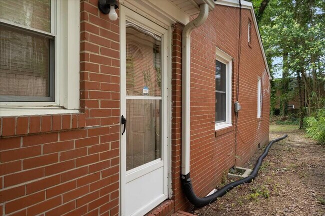 Building Photo - 803 W Markham Ave