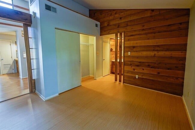 Building Photo - 1800 Nicklaus Dr