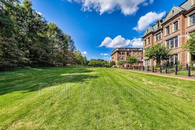 Building Photo - 10821 Symphony Park Dr