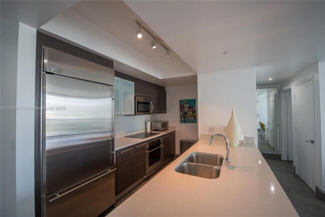 Building Photo - 500 Brickell Ave