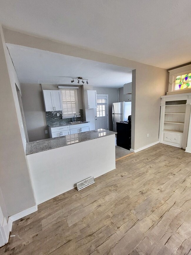 Building Photo - *** Huge 5 Bedroom House *Pet Friendly * Newly Renovated * Large Fenced in Yard * Luxurious Updat...