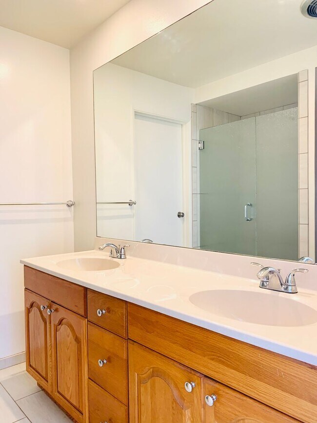 Building Photo - LIVE IN LA JOLLA! LOVELY TOWNHOME WITH BEA...