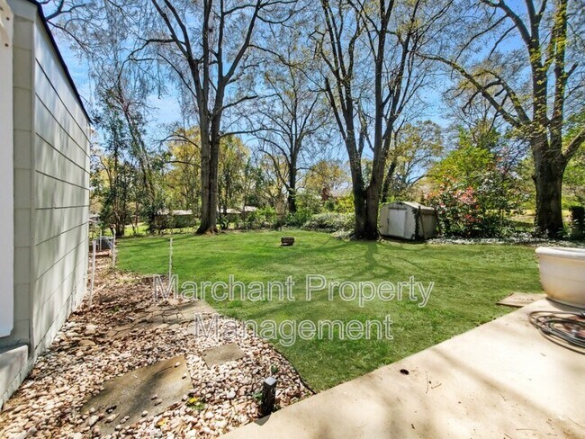 Building Photo - 8 E Circle Ave