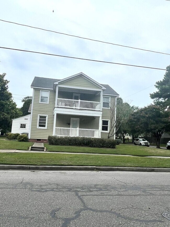 Primary Photo - DOWNSTAIRS DUPLEX--2 BED/ 1 BATH IN THE HE...