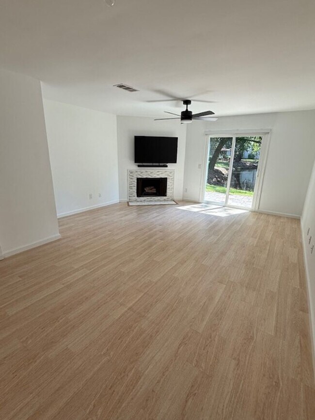 Building Photo - Upgraded - Woodlake Villa 49