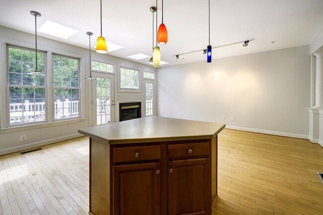 Building Photo - Tower Oaks First-Time Townhome in Rockville is Move-in Ready!