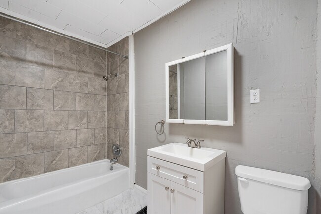 Full Bathroom - 313 Tompkins St