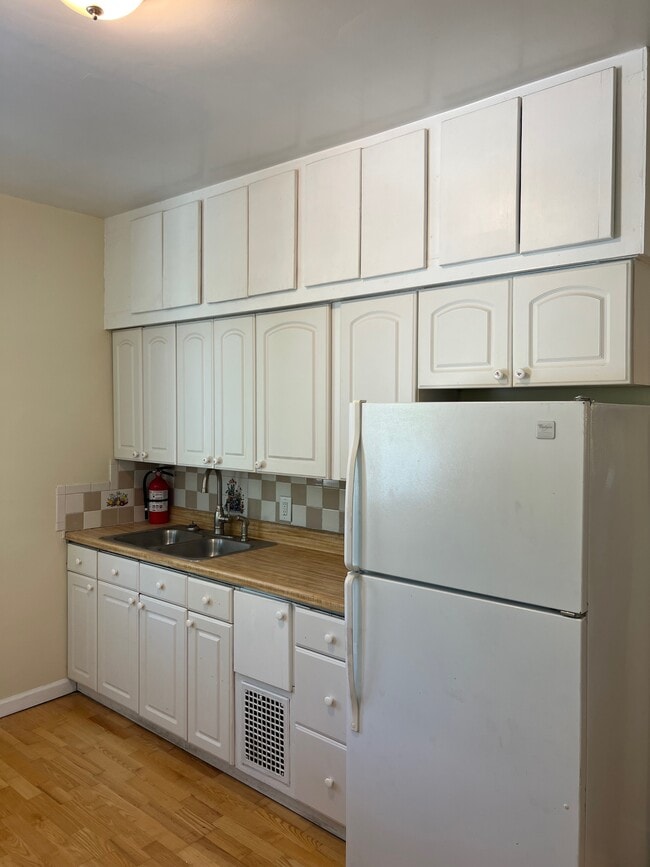 Building Photo - 905 Suire Ave