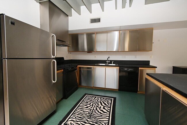 Primary Photo - 31 Stanhope St