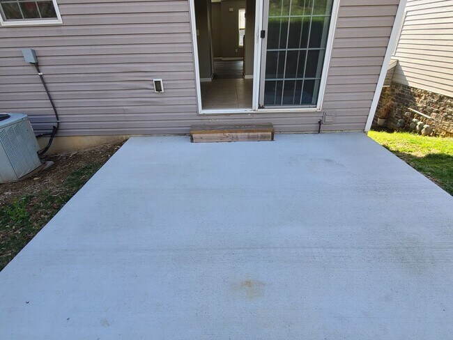 Building Photo - 3 bedroom,  2 1/2 bath town home in Waynesboro PA END UNIT