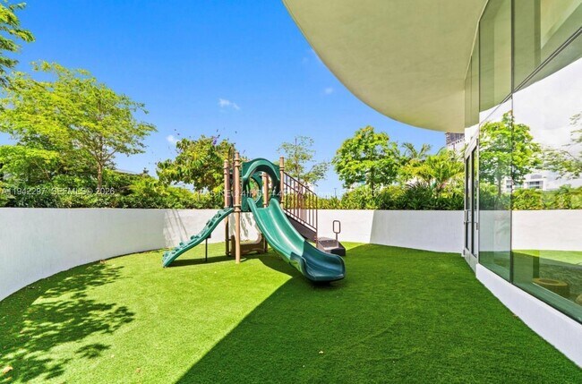 Building Photo - 700 NE 24th St