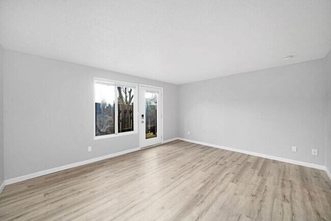 Building Photo - 2 bedroom unit. Pets OK! Lots of upgrades! Full size washer and dryer in unit!!